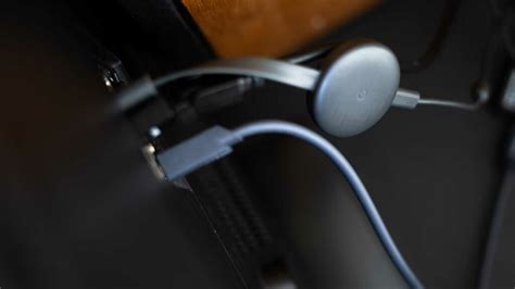 Foto van een Google Chromecast-apparaat aangesloten op een tv.