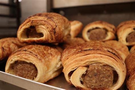 Een sfeervolle foto van bereide worstenbroodjes