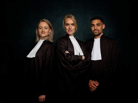 Collage van de betrokken journalisten en advocaten die in de reeks aan bod komen