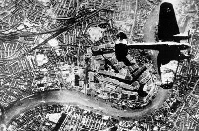 Gerestaureerd archiefbeeld van de Blitz in Londen tijdens de Tweede Wereldoorlog