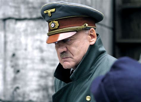 Screenshot uit de film 'Der Untergang' met Bruno Ganz als Hitler