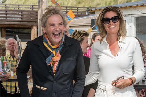 Foto van Matthijs van Nieuwkerk en Martha Riemsma op hun bruiloft.