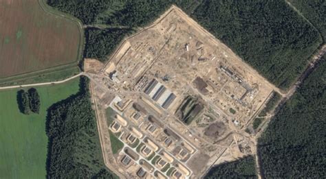 foto van een verlaten militaire basis met verweerde gebouwen en apparatuur