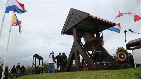 symbolische foto van Nederlandse missievlaggen die worden overhandigd aan een museum