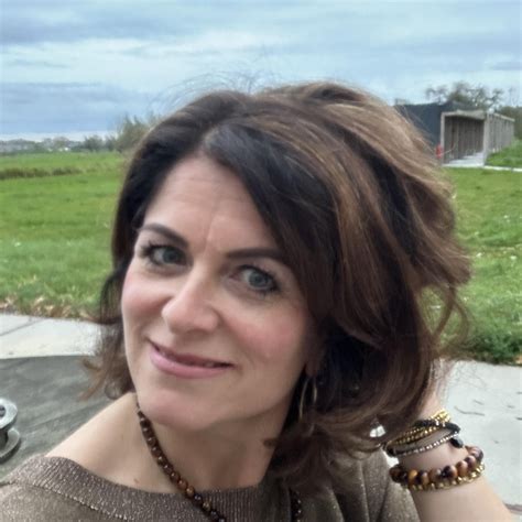 Illustratie van een Wi-Fi signaal dat zwakker wordt naarmate de afstand tot de router toeneemt.