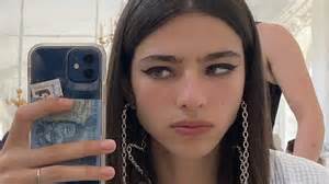 Visueel contrast tussen de twee hoofdpersonages van Beef in een gespannen situatie.