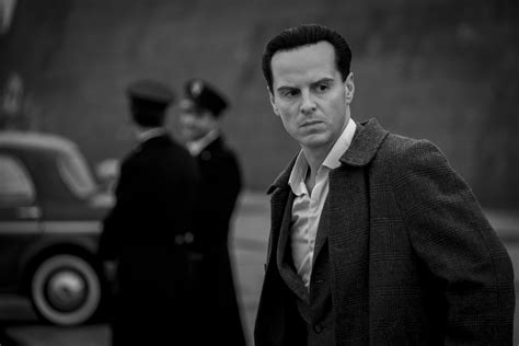 Zwart-wit cinematografische scène uit Ripley, met Andrew Scott in de hoofdrol.
