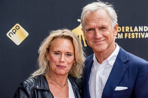 Jaap Jongbloed, presentator van Opgelicht?!, in gesprek met een slachtoffer van oplichting.