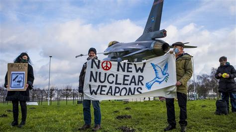 Oude foto van een demonstratie bij de poort van Vliegbasis Volkel in 1998 met een persoon in een atoom-nepslachtoffer kostuum