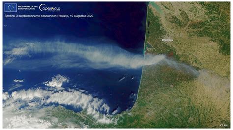 Satellietbeeld van de rookontwikkeling boven Athene door bosbranden.