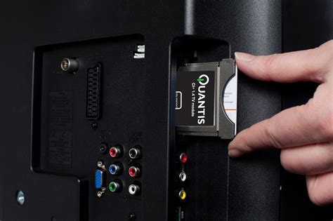 Illustratie van een CI+ module die in de CI-sleuf van een TV wordt geplaatst