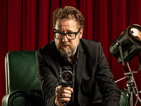 Foto van regisseur Martin Koolhoven tijdens een interview