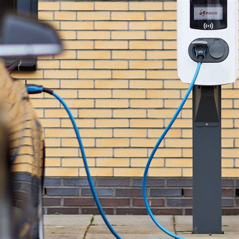 Illustratie van een elektromonteur die werkt aan een laadpaal voor elektrische auto's.