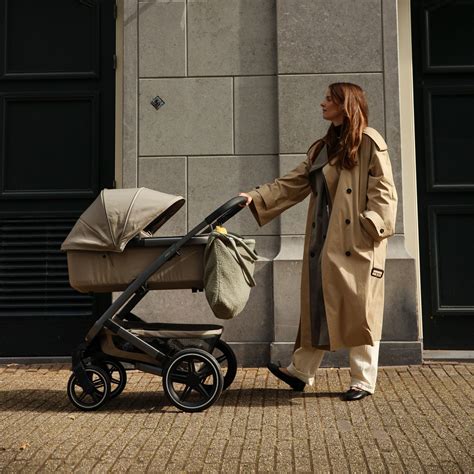 Ingeklapte Joolz Day2 kinderwagen, klaar voor transport