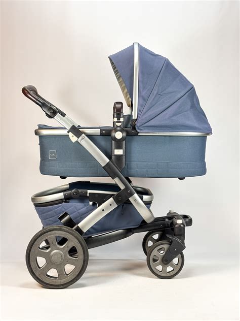 Joolz Day2 kinderwagen in Quadro Blu met baby
