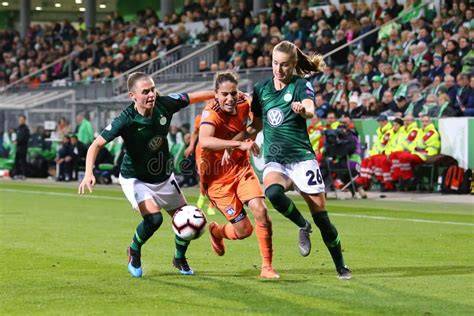 een team van voetballers in actie tijdens een WK-kwalificatiewedstrijd