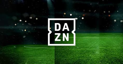 het logo van DAZN met een voetbalveld op de achtergrond