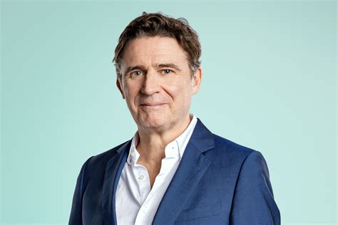 Erik van Looy, presentator van Ons Kent Ons, in gesprek met panelleden.