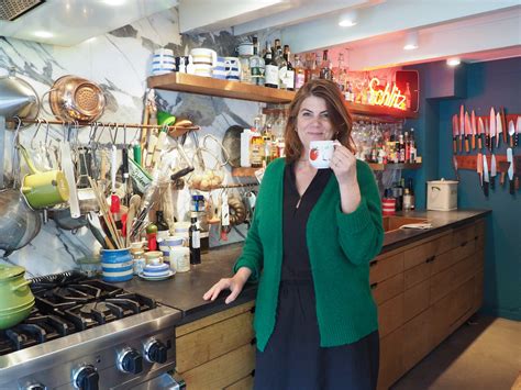 Yvette van Boven in haar keuken, omringd door ingrediënten en kookboeken