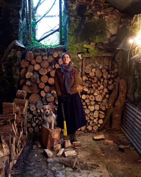 Yvette van Boven, haar man Oof en hond Hughie ontvangen Janny van der Heijden en Dries Roelvink in hun woonkamer