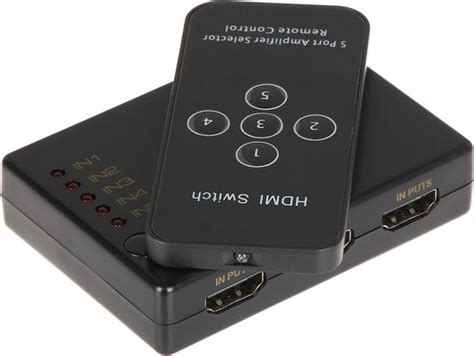 Illustratie van een HDMI switch met meerdere ingangen en één uitgang, met een afstandsbediening.