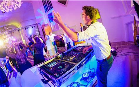 Afbeelding van een DJ die muziek draait op een feest