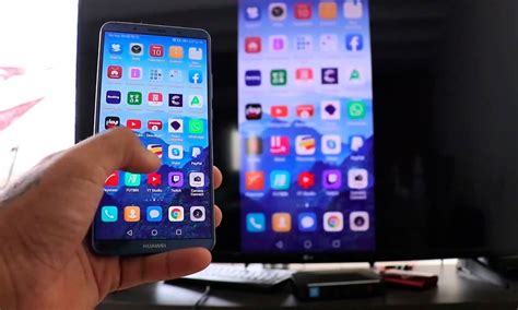 Een afbeelding die screen mirroring van een smartphone naar een Smart TV illustreert.