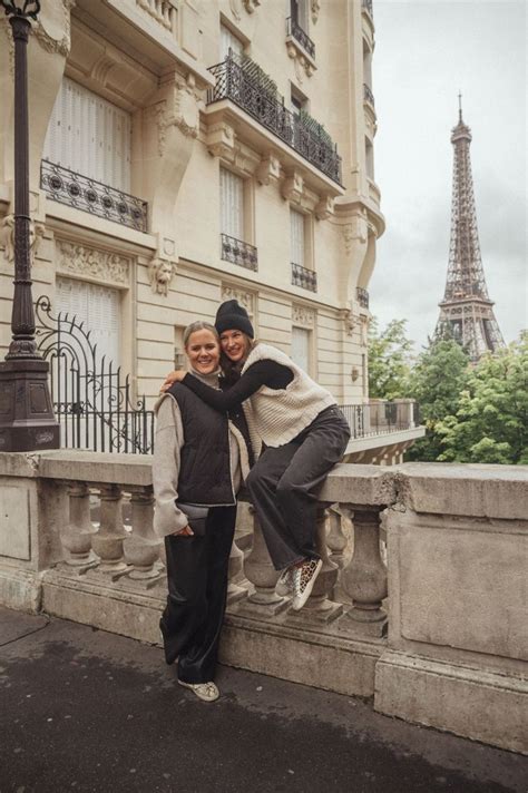Stijlvolle Parisienne in een nonchalante, maar elegante outfit