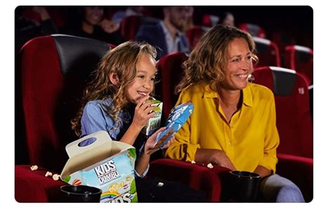 Illustratie van een gezin dat geniet van een film in de bioscoop, met speciale aandacht voor jonge kinderen.