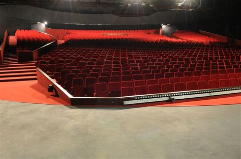 Foto van het theater 'de TheaterHangaar' met de imposante set van de musical Soldaat van Oranje