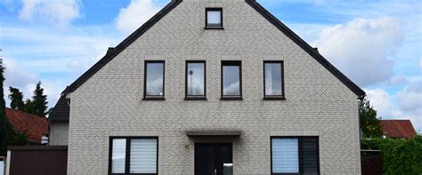 Foto van een coaxaansluiting aan de gevel van een woning, met de betreffende kabelaansluiting gemarkeerd.