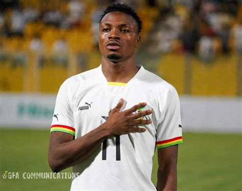 Jerry Afriyie die een speech geeft