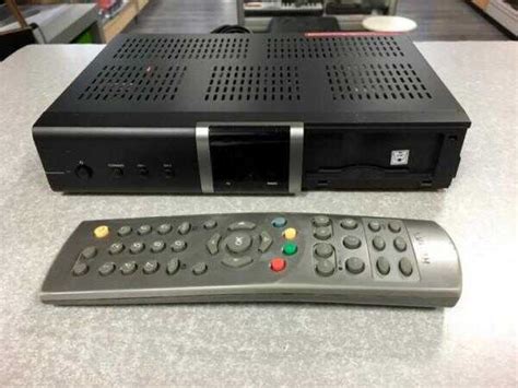 Foto van een Humax IR Fox C decoder met afstandsbediening