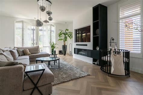 Illustratie van een moderne woonkamer met een smart-tv waarop diverse zenders worden weergegeven.