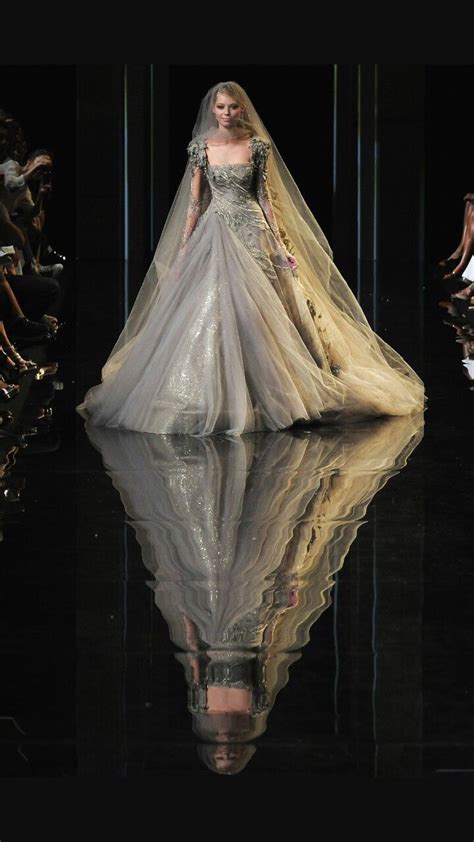 Collage van ontwerpen van Elie Saab, Delphine Manivet en Christos Costarellos als inspiratie voor de bruidsjurk