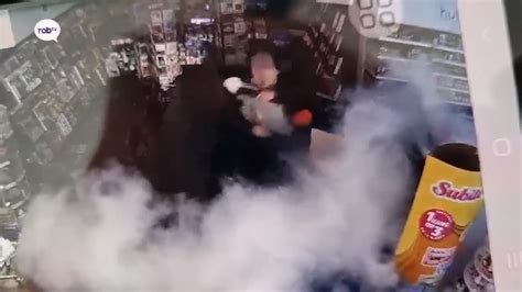 conceptuele afbeelding van een rookgordijn dat een transparant NPO-logo verbergt