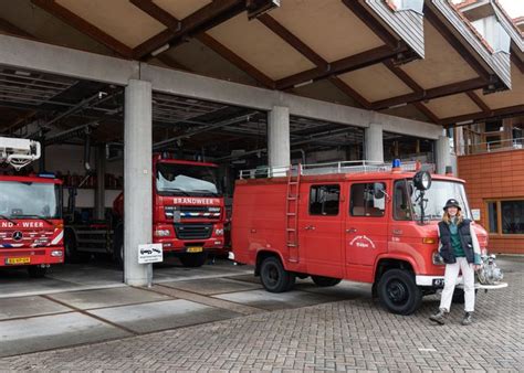 Foto van de omgebouwde brandweerbus 'Flipper' met een rode accentkleur.