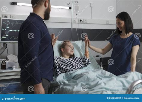 Illustratie van een kind dat behandeld wordt in een ziekenhuisomgeving