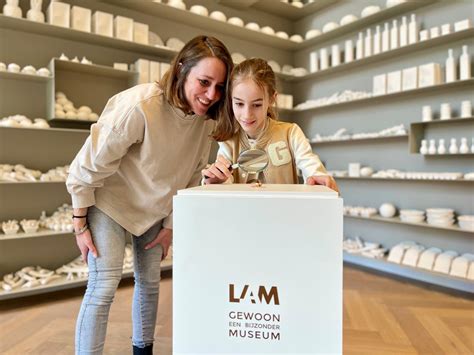 Bianca van der Hulst met haar winnende miniatuurcreatie in een gouden lijst