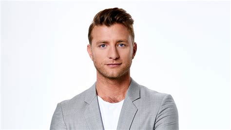 Jan Versteegh presenteert een opdracht aan de miniatuurbouwers