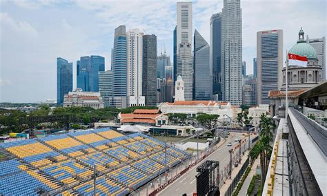 Marina Bay Street Circuit in Singapore met de iconische skyline op de achtergrond.