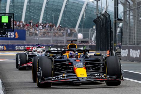 Archiefbeeld van een Safety Car op het Marina Bay Street Circuit.