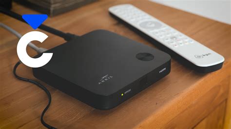 Illustratie van een digitale tv-ontvanger met een afstandsbediening