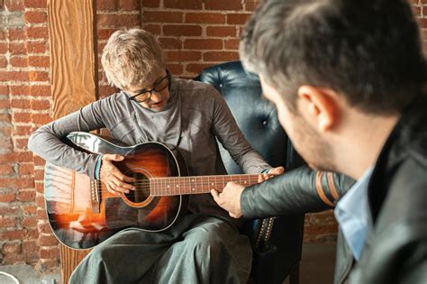 Illustratie van een gitaar die stof verzamelt in een hoek