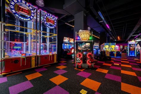 Foto van een moderne arcadehal met diverse spelkasten.
