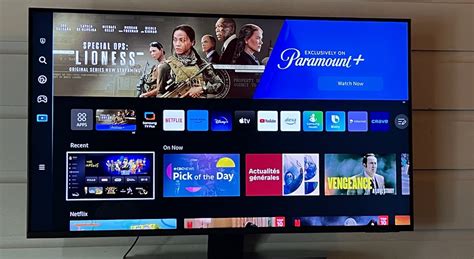 Samsung Smart Monitor met het Smart Hub menu open, met iconen voor populaire streamingdiensten.