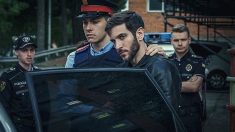 Een collage van posters van Spaanse series en films.