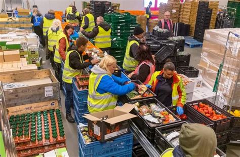 Een gezin dat hulp ontvangt van een voedselbank.