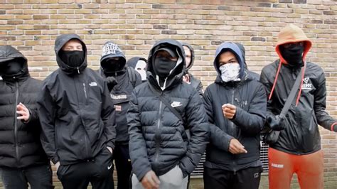 Jongeren die praten over drillrap en messen.