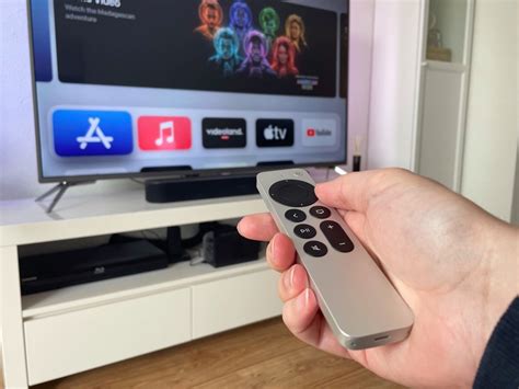 Vergelijking van de touchpads van de eerste generatie Siri Remote en het clickpad van latere generaties.